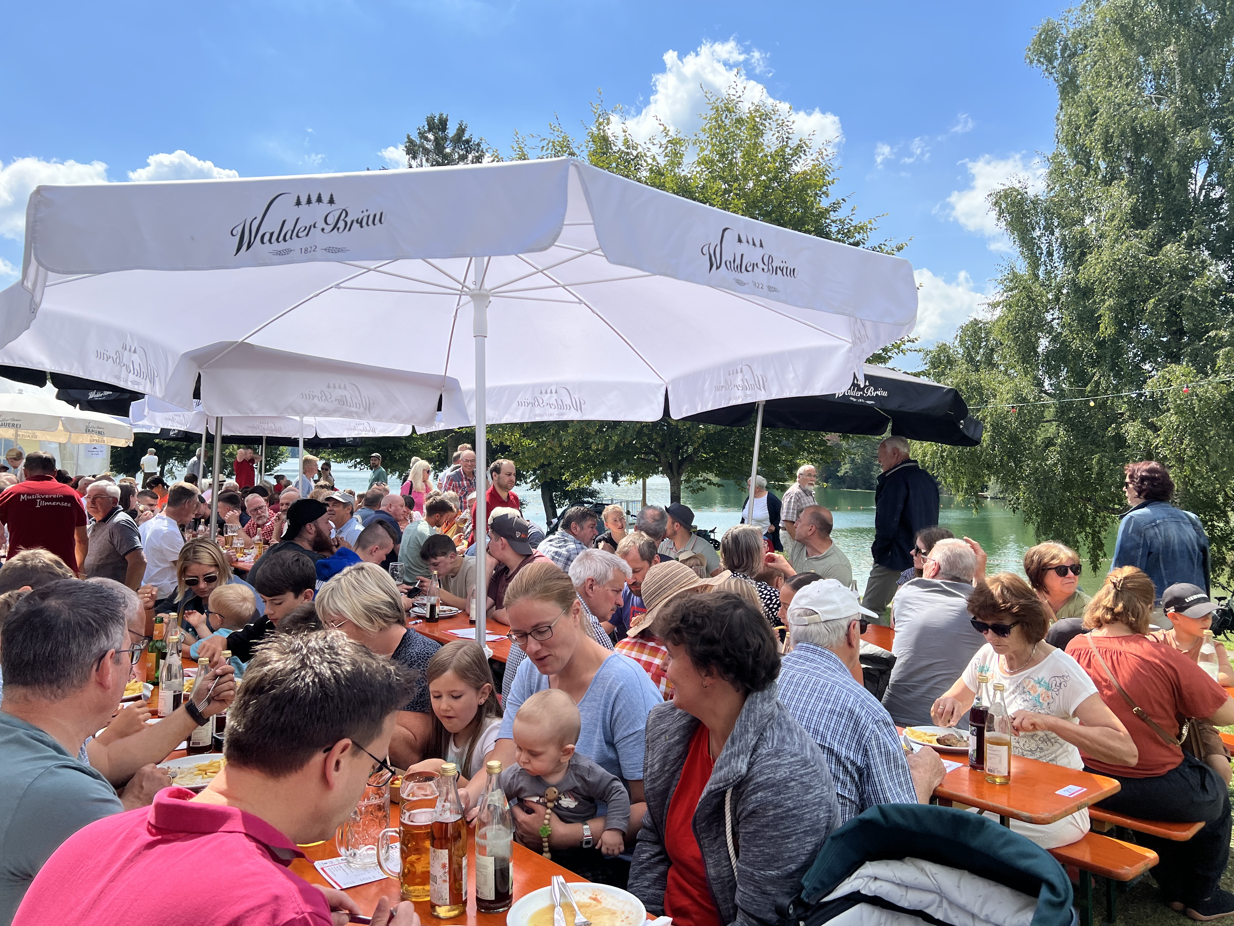Festbesucher am Seefest Illmensee — Biergarten direkt am See