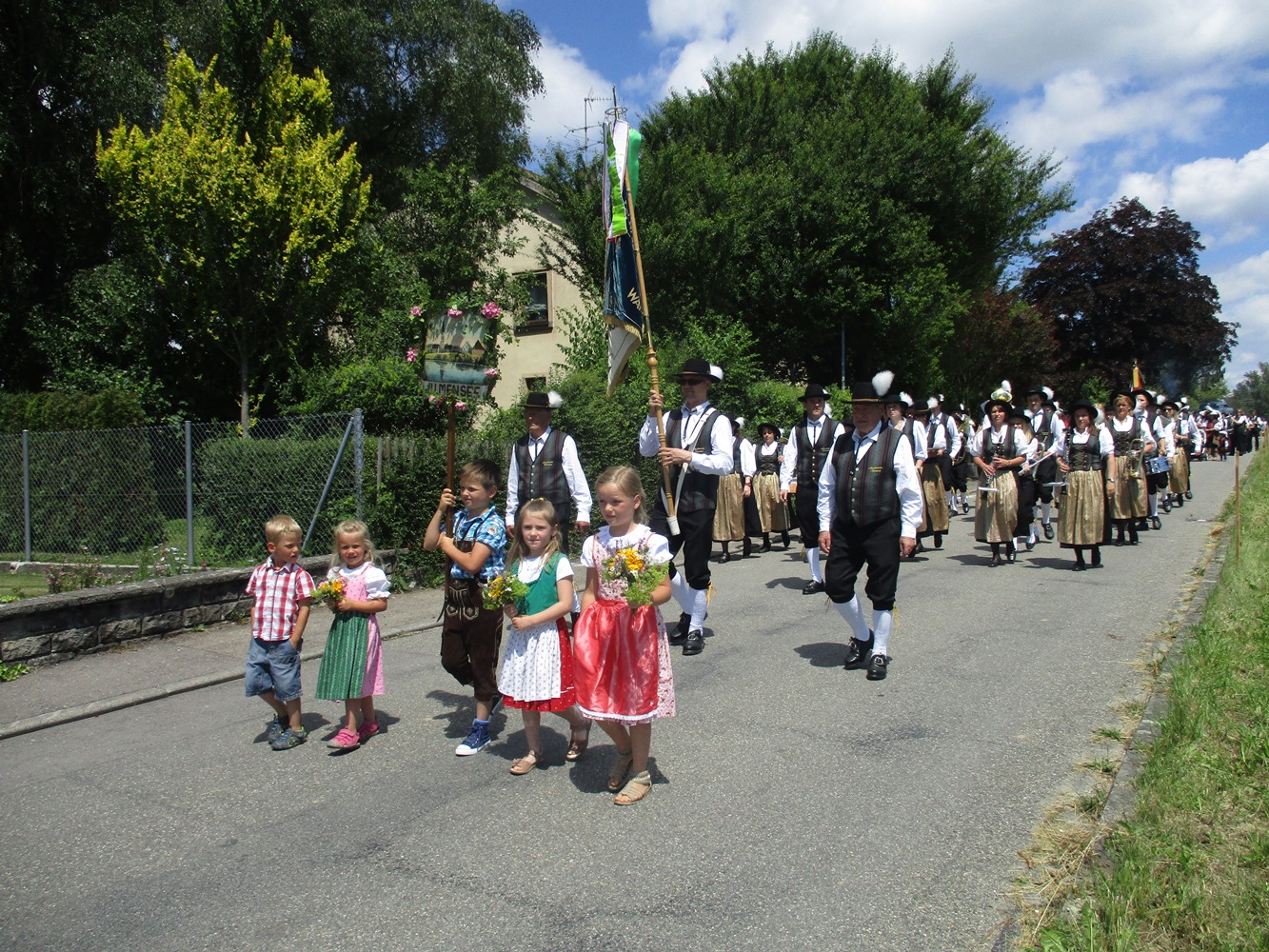 Großer Jubiläumsumzug beim Berzirksmusikfest in Wald